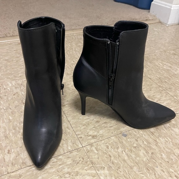 Gorgeous Pointed Toe Ankle Boots - Picture 2 of 8